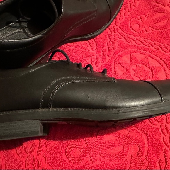 Dexter Black Oxfords with Smooth Leather Upper and Laced Design - Picture 5 of 12